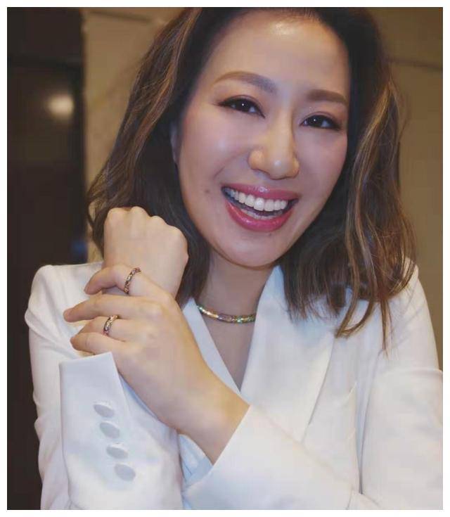 皮肤紧致似少女,38岁穿白裙秀身材,两人差了18岁_汪诗诗_穿着_王诗诗