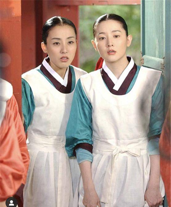 而是在2000年的时候,才凭借着长篇古装电视剧《大长今》,在剧中饰演了