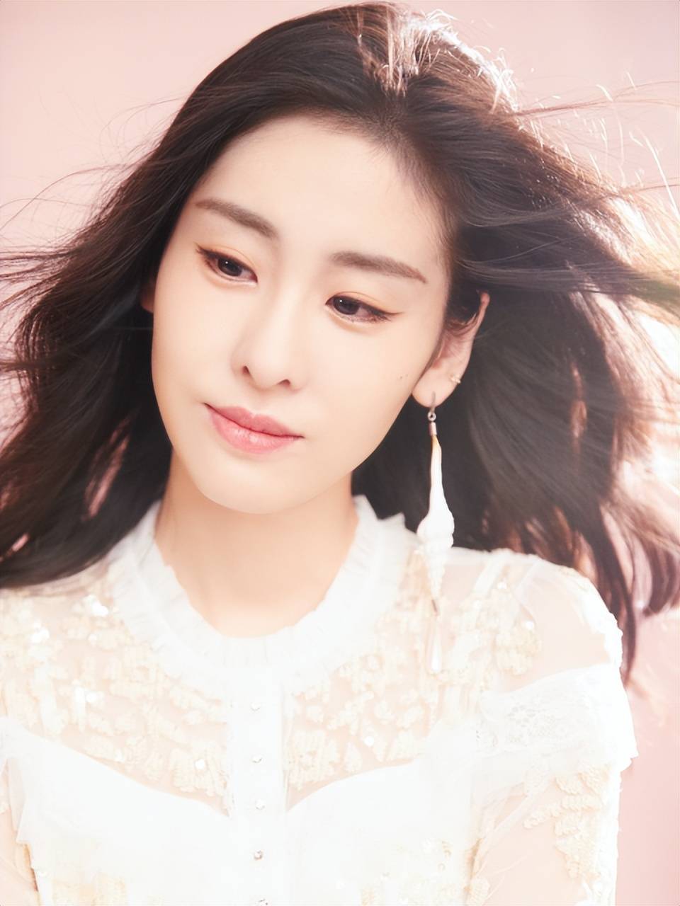 张碧晨的孩子出生时早产,只有33周大,体重比其他孩子轻得多