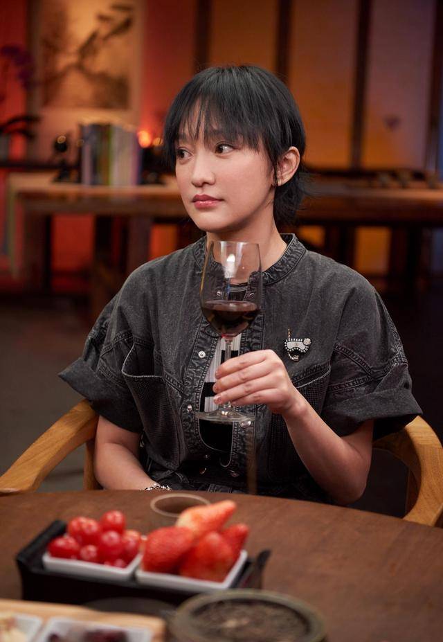 原创44岁周迅和47岁袁咏仪两大酷妞撞衫一个俏皮一个甜美你pick谁