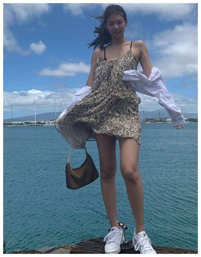 金智妮海边度假挑战土气豹纹裙没想到配上小白鞋后很有少女感