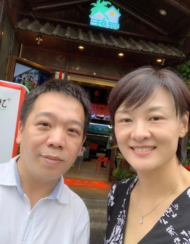 她是家喻户晓的电视主持人,为家庭放弃事业,47岁依旧端庄优雅_李小萌