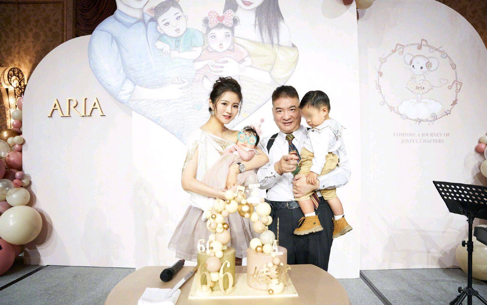 原创安以轩百万满月宴黑道父亲主场半个娱乐圈来贺向华强也不例外