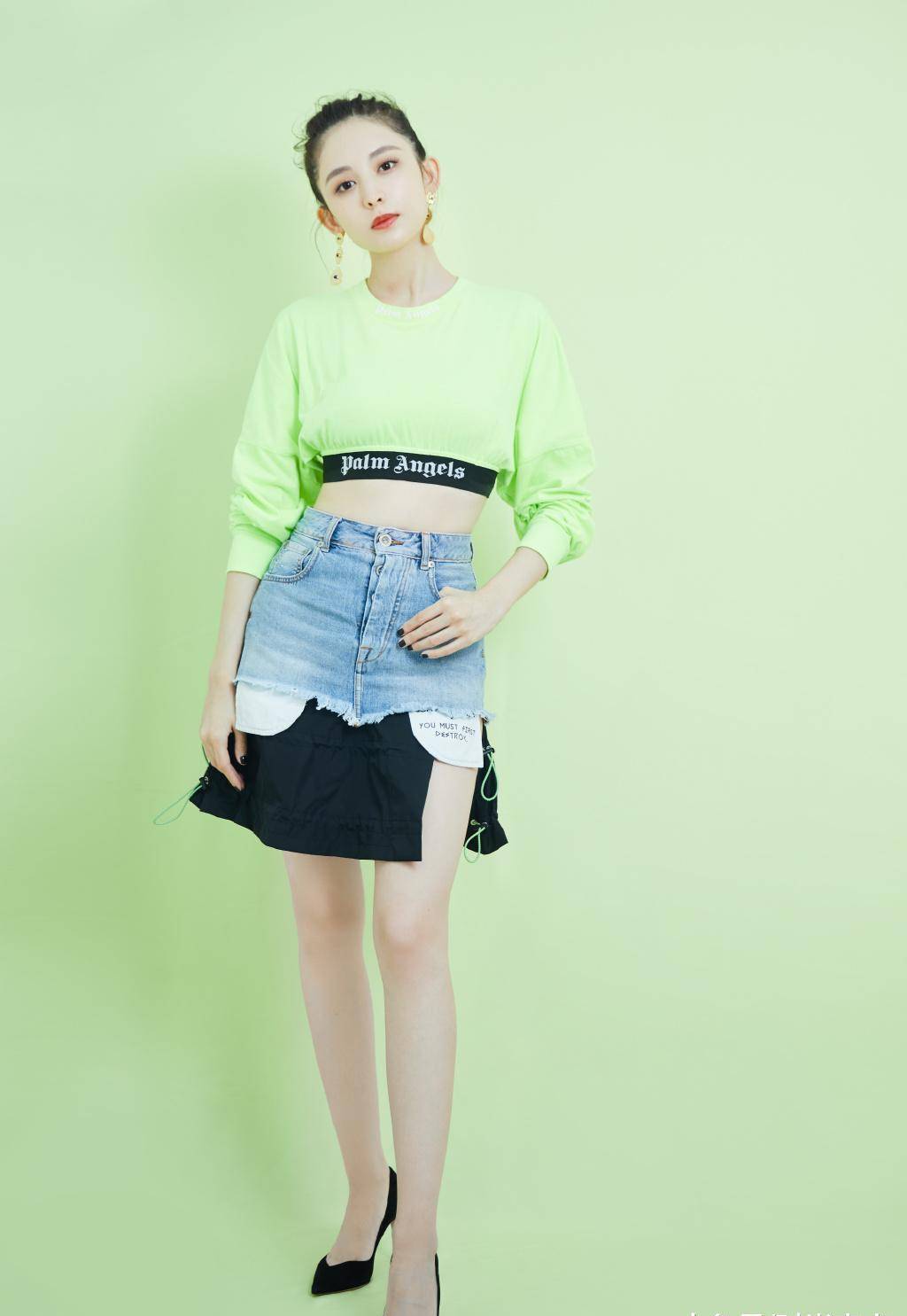 原创古力娜扎私服美爆了穿黑色吊带加超短裤小蛮腰大长腿一样不落