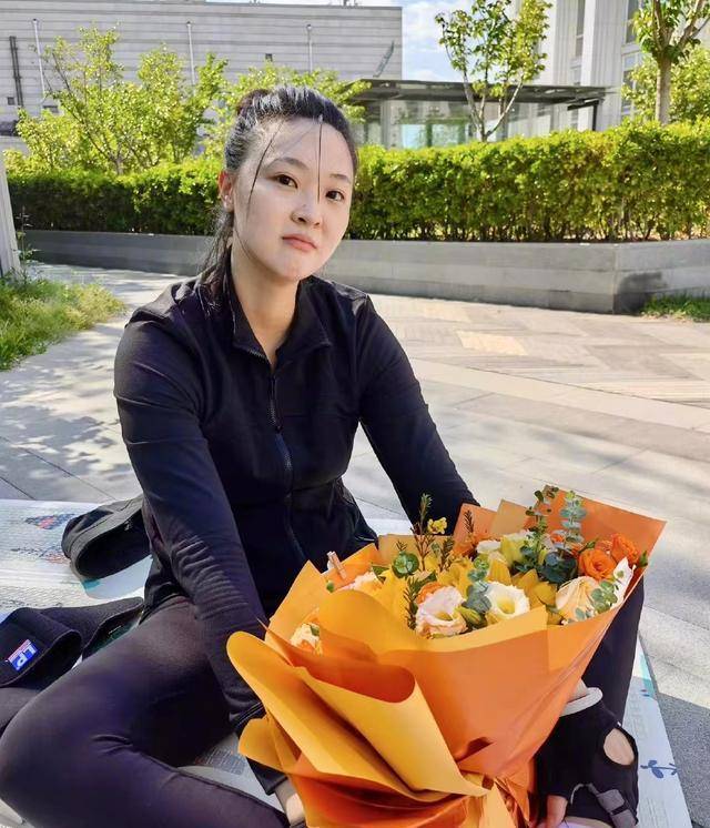 惠若琪带女儿打疫苗,抓周抓到蹴鞠,网友:继承妈妈的衣钵_杨臻博_丈夫