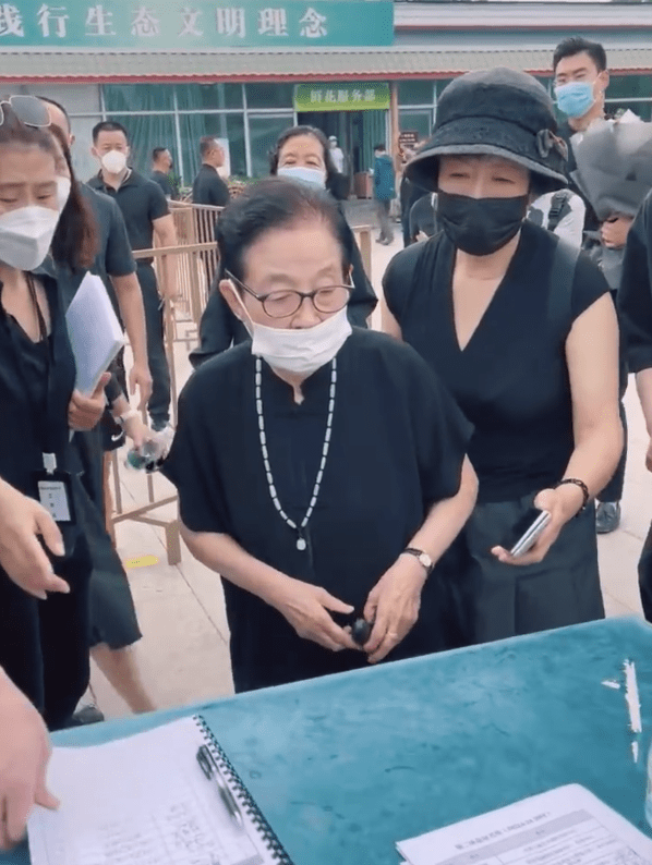 乔羽告别仪式,87岁谷建芬拄拐送别