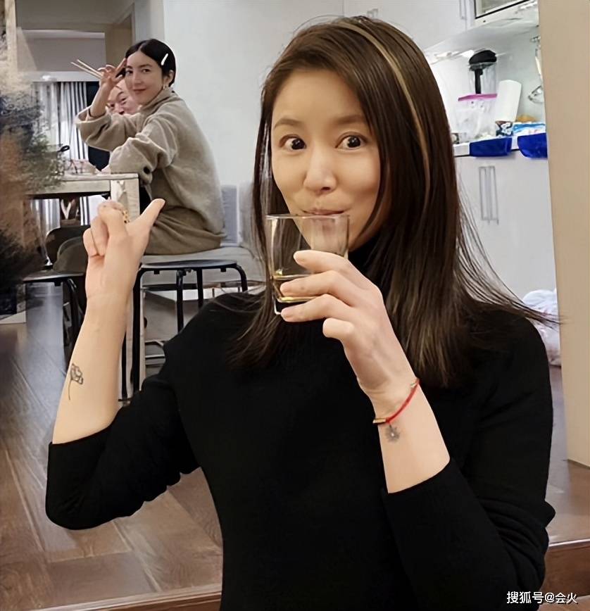 46岁林心如空中大秀瑜伽!臀部紧翘坐瑜伽环上