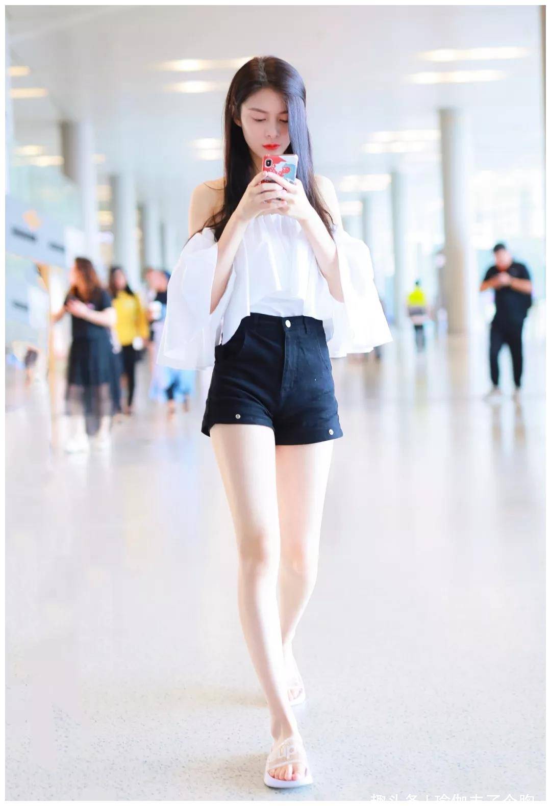 原创休闲t恤搭配性感短裤明星也喜欢露出修长美腿尽显优雅范