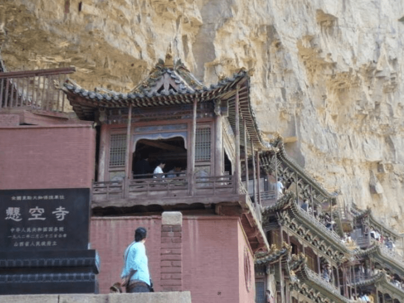 藏在河北石家庄的悬空寺，已存在千年历史，如今游客往来不绝