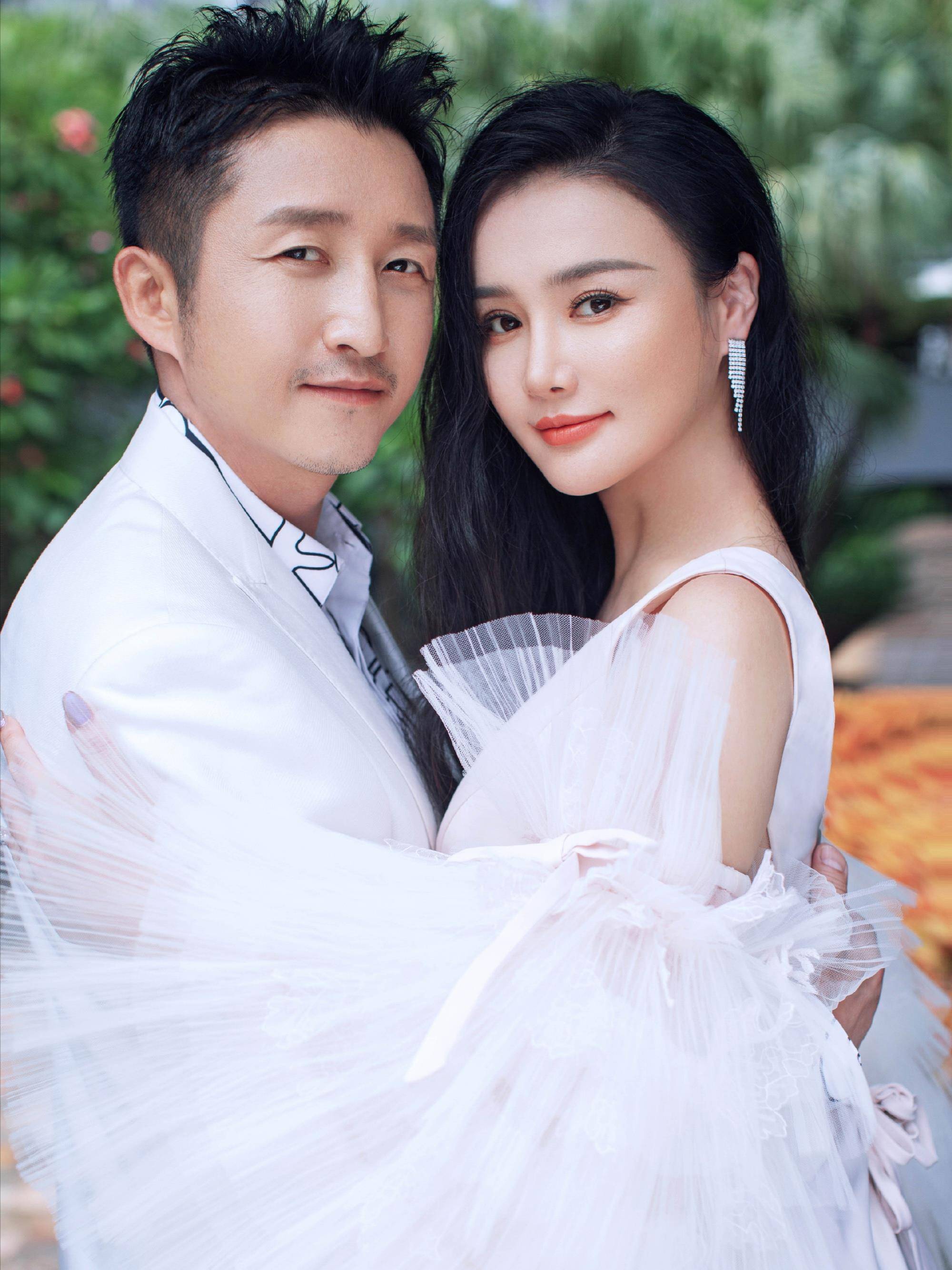 冉莹颖罕见曝光与邹市明海滩合体照,迷人身材致邹市明体能下滑_拳击