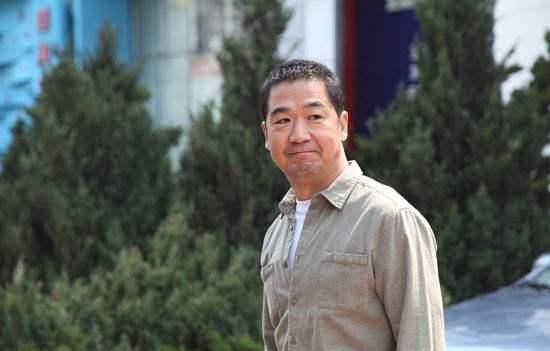 65岁张国立近照曝光,下车助理搀扶仍坚持拍戏,不愧"拼命三郎"_对赌