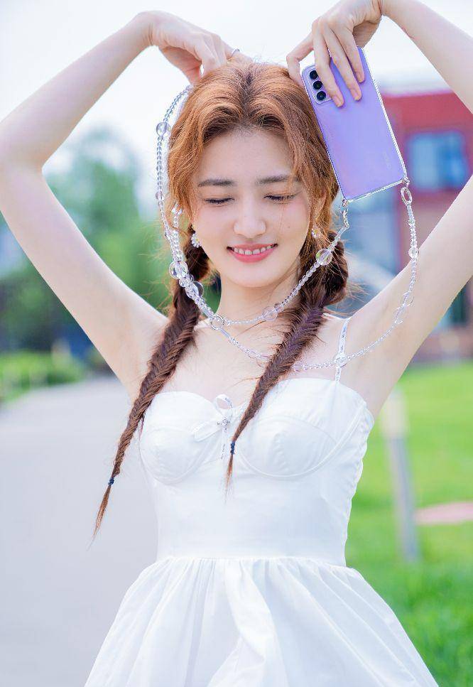 这才是"在逃公主"穿搭风,徐璐穿抹身材吊带裙,带来初恋甜美范_女生_的