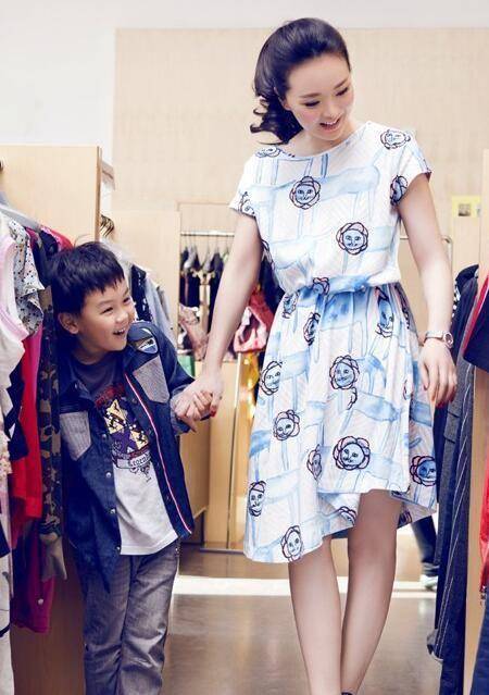 在气质上也是拿捏的非常好,下图照片中,王艳穿了一件浅色露肚脐款式的