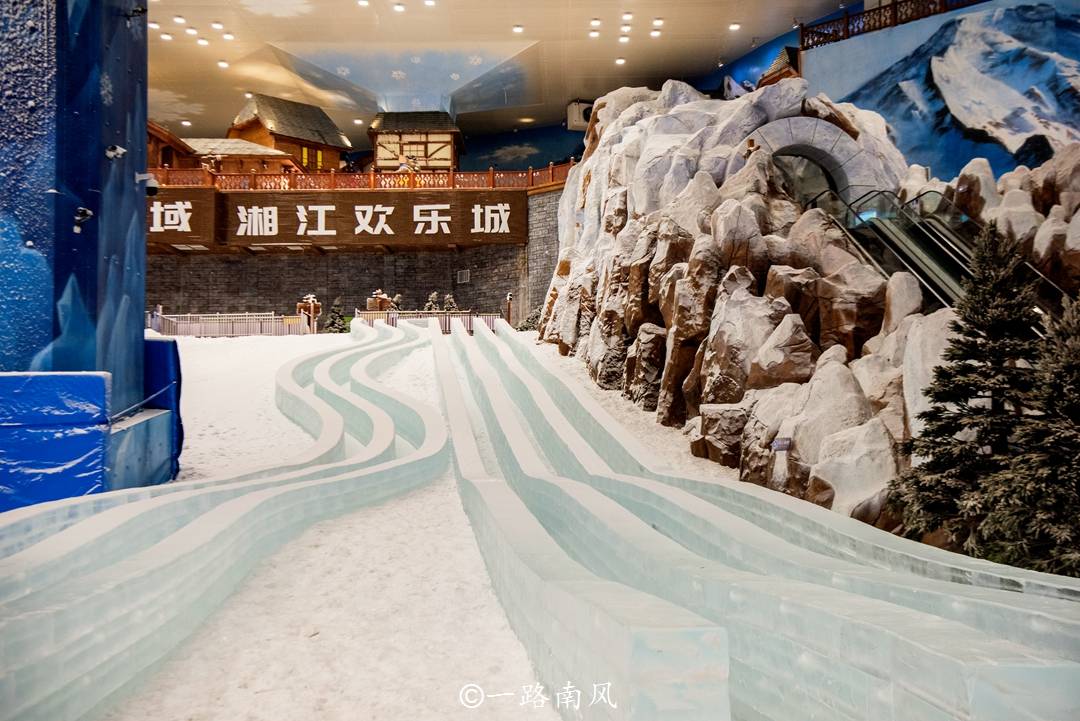 此时仿佛身在一个唯美浪漫的童话世界之中,情不自禁地想起《冰雪奇缘