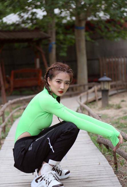 徐璐身穿旗袍与现代元素的装扮,满满的少女感,身材惹人羡_衣服_裙子