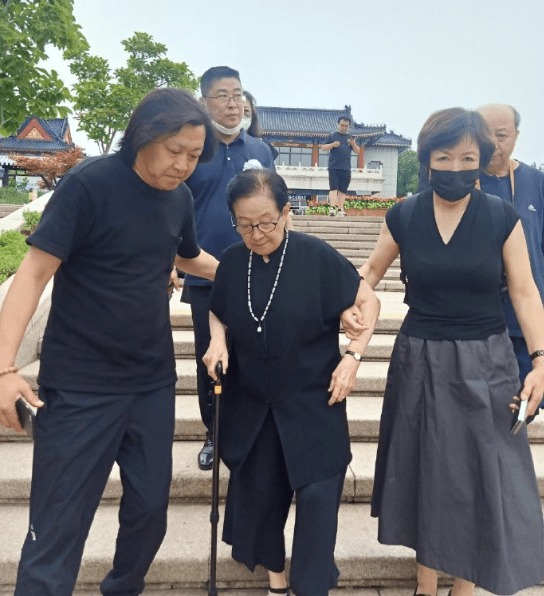 乔羽告别仪式,87岁谷建芬拄拐送别
