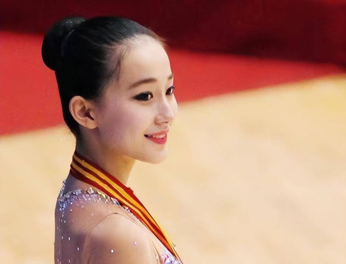 原创张豆豆曾因挺胸照走红伤病复发被迫退役如今成孙杨绯闻女友