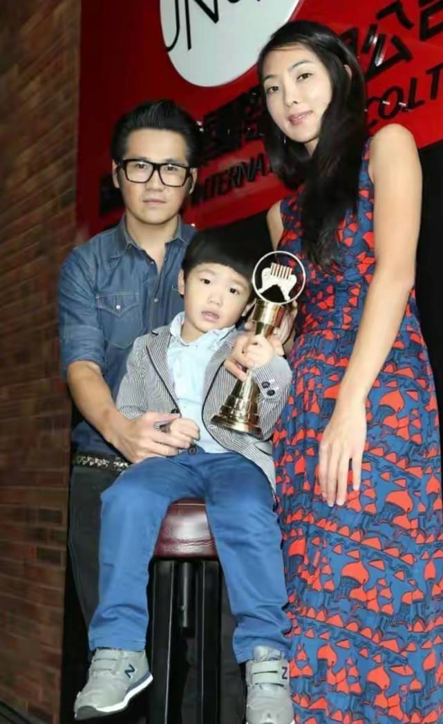 曹格一家罕见同框,老婆穿碎花裙高出半个头,两个孩子跟爸爸很像_服装