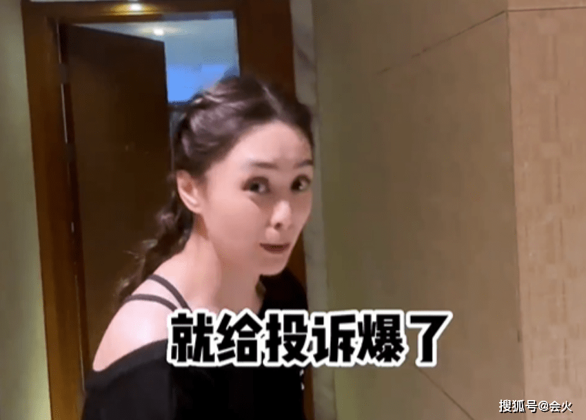 阿娇穿短上衣露细腰,身材瘦太多颜值回春