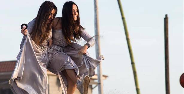 原创一部让人愤怒的电影姐妹连体18年父母只拿她们当挣钱工具