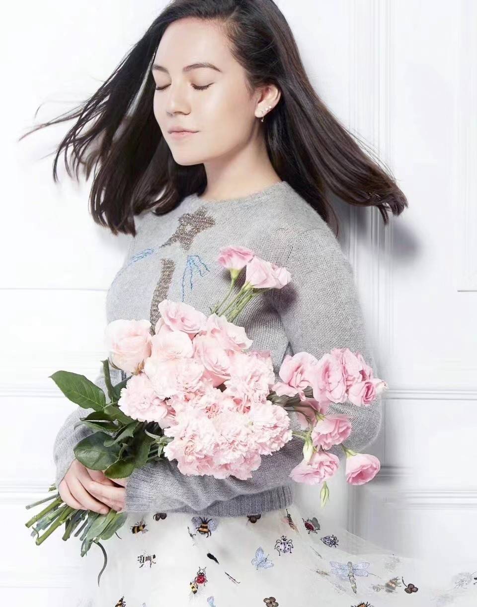 太成熟了,混血脸看着像40阿姨,穿抹胸身材却好过妈_审美_造型_苏心遥