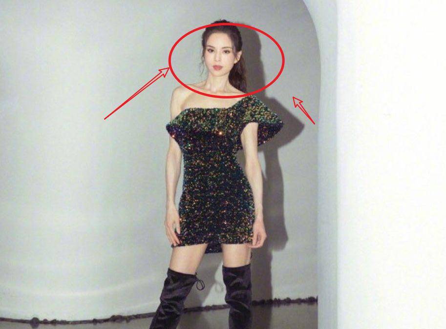 54岁李若彤走秀,宽肩细腰像"建模美女",这身材我没眼花吧_照片_活动