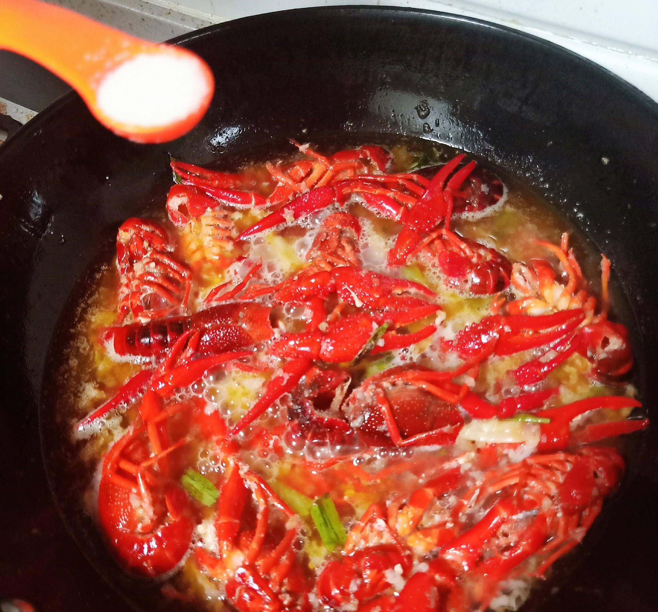 不喜欢吃麻小那就来一道蒜蓉小龙虾这样做不担心不入味