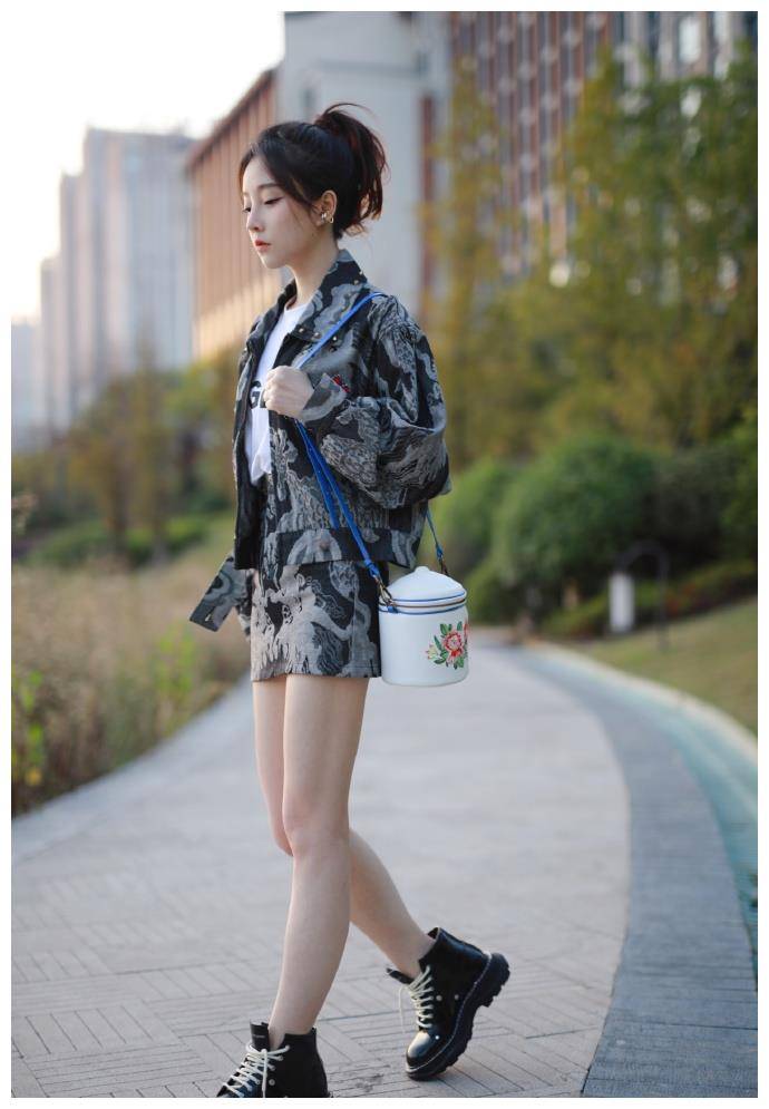 冯提莫和1米85帅哥站一起网友真的挺矮的想看她和沈月同框