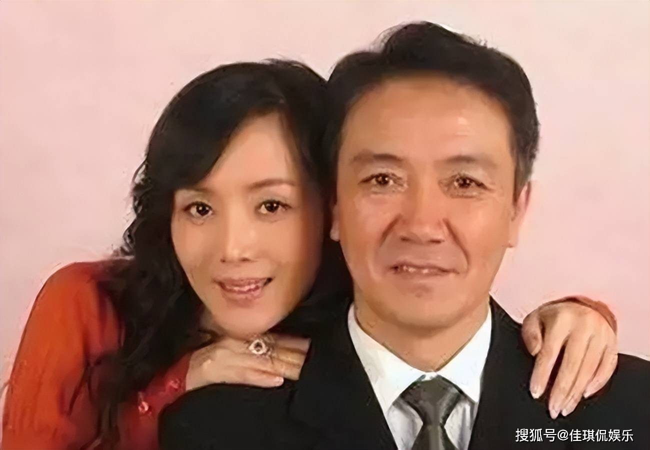 原创凭亮剑成名后抛妻弃子娶小13岁娇妻称真爱他却被赞好男人