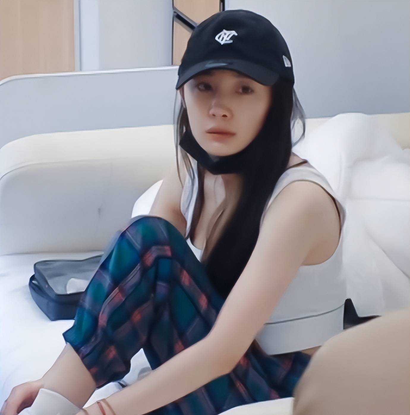 杨幂《花少4》偶像包袱没保住,吃饭都要戴帽子,后续脱妆超好笑_节目