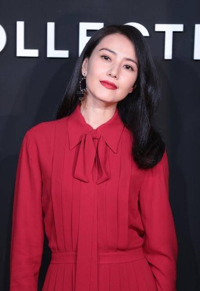 高圆圆不愧是"气质女神",穿红色连衣裙端庄稳重,优雅大方_造型_的设计