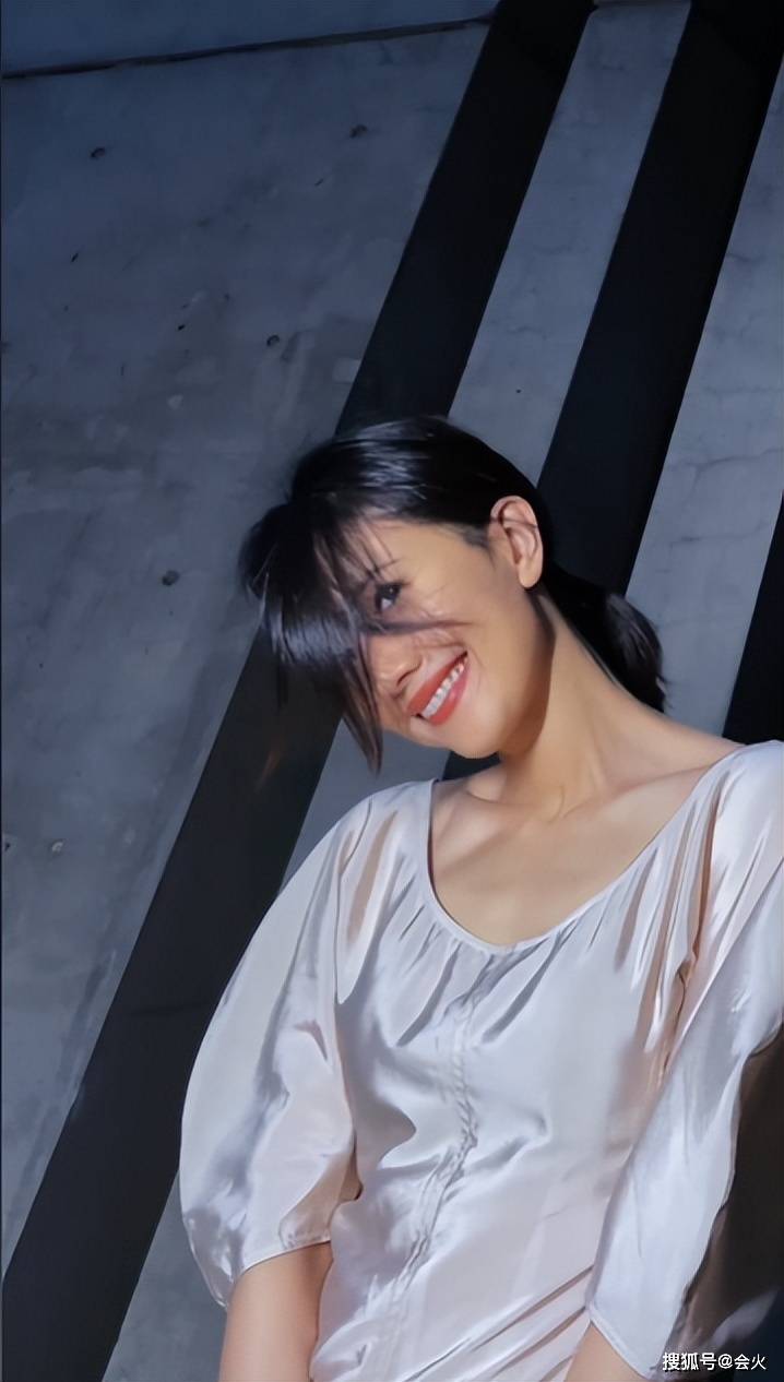 高圆圆水泥房拍性感大片,锁骨明显皮肤似牛奶