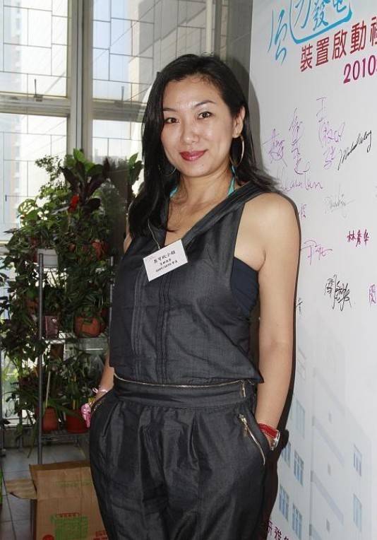 她曾是"最丑"港姐,嫁给了大6岁老公,49岁成人生赢家_莫可欣_发展_香港