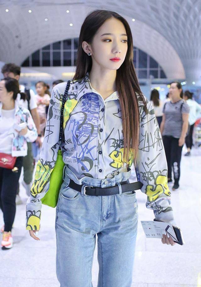 孟美岐真爱这条裤子,刚穿过就又拿出来了,配印花衬衫时髦又显瘦_造型