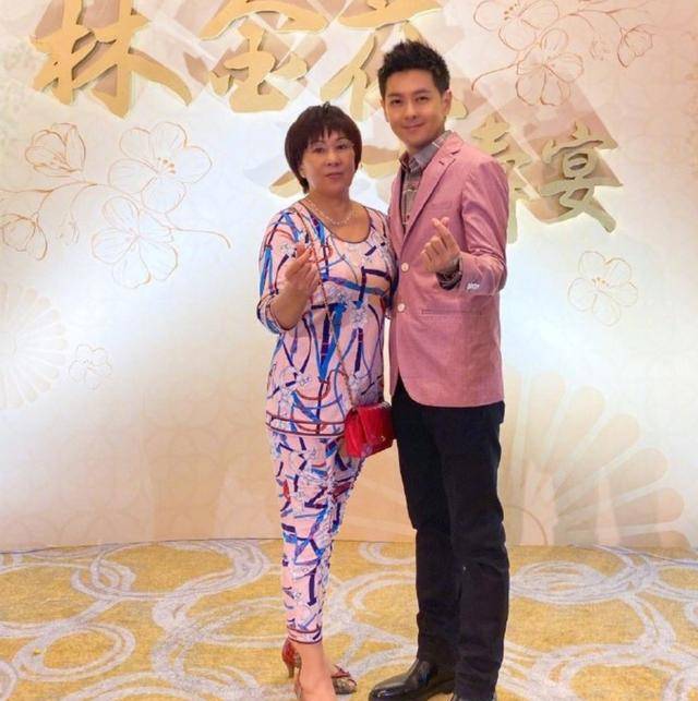 原创林志颖容颜不老随妈妈母亲庆七十大寿照片曝光七十岁像五十岁