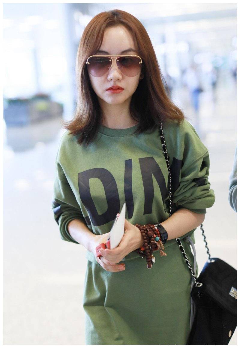 原创杨蓉是越发低调内敛了穿着简单卫衣半裙走机场女神气质遮不住