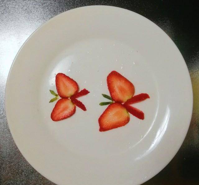 草莓摆放花样图片图片