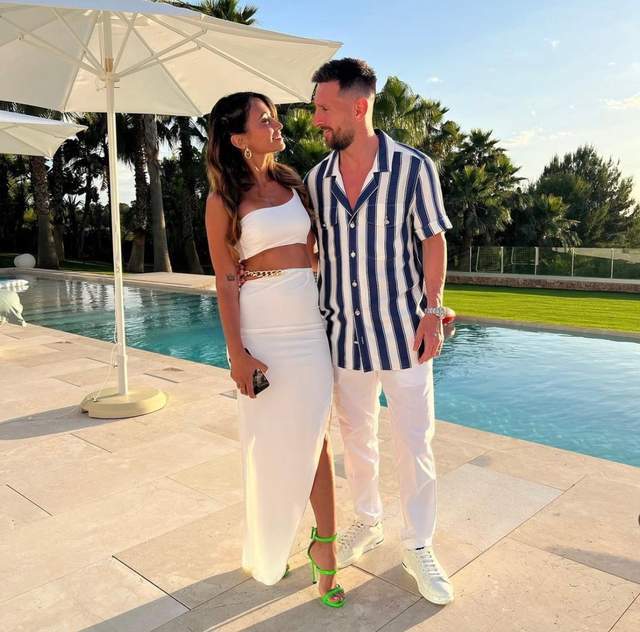 梅西苏牙小法伊比萨岛用餐,被游客们围观追星应接不暇_苏亚雷斯_度假