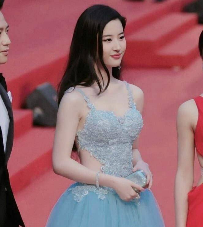 原创刘亦菲果然有料上围时尚露香肩美得不可方物让人垂涎欲滴