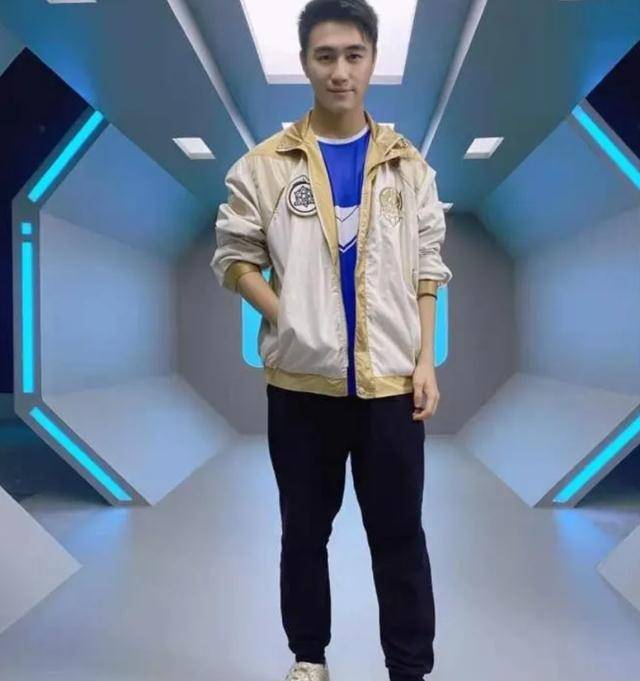 estar老板比赛现场不良言论,网友:真丢战队脸_何猷君_qghappy_挑衅