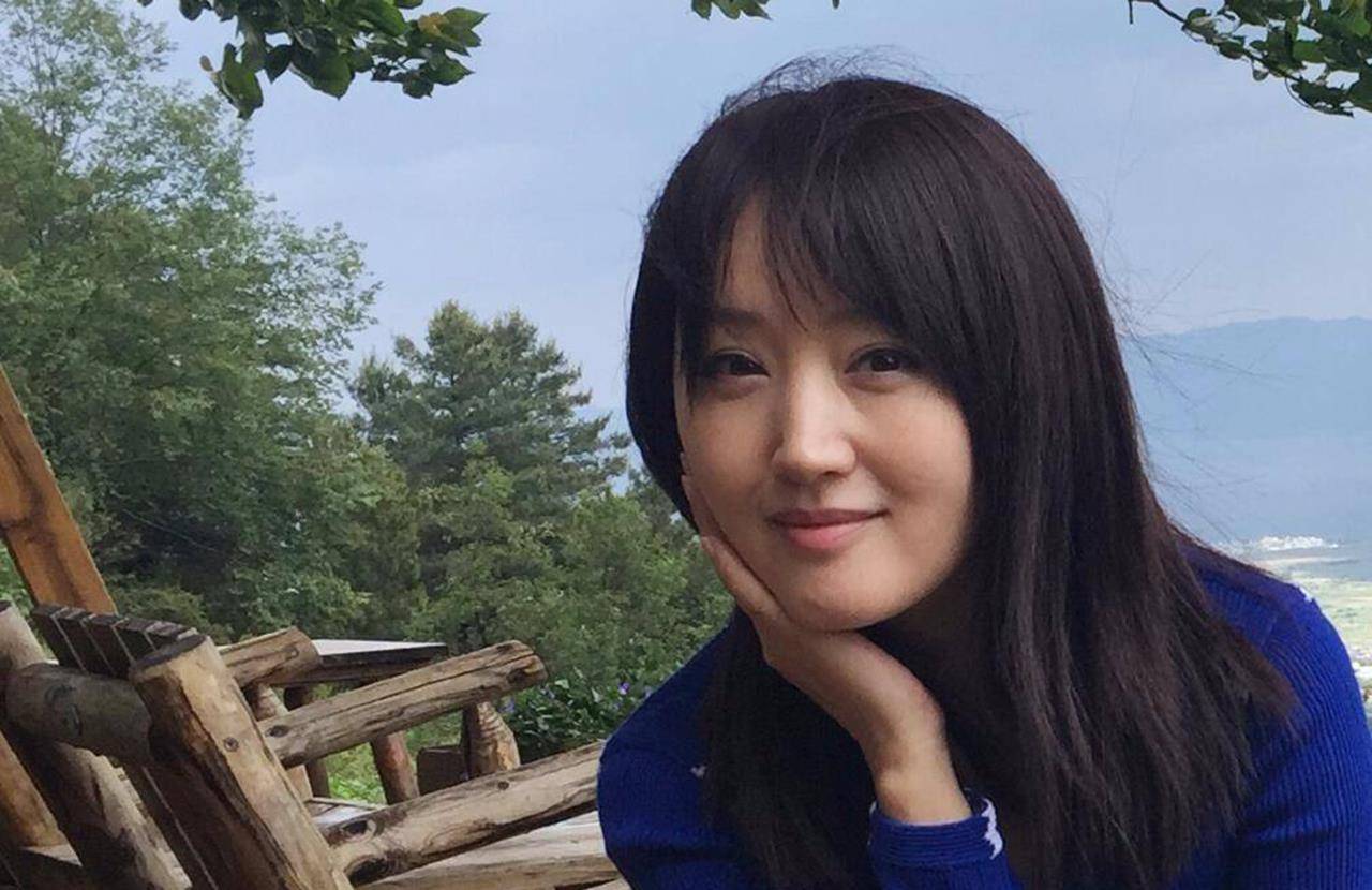 昔日甜歌天后杨钰莹路透曝光,国庆商演为不迟到搭电动车_韩红_晚会