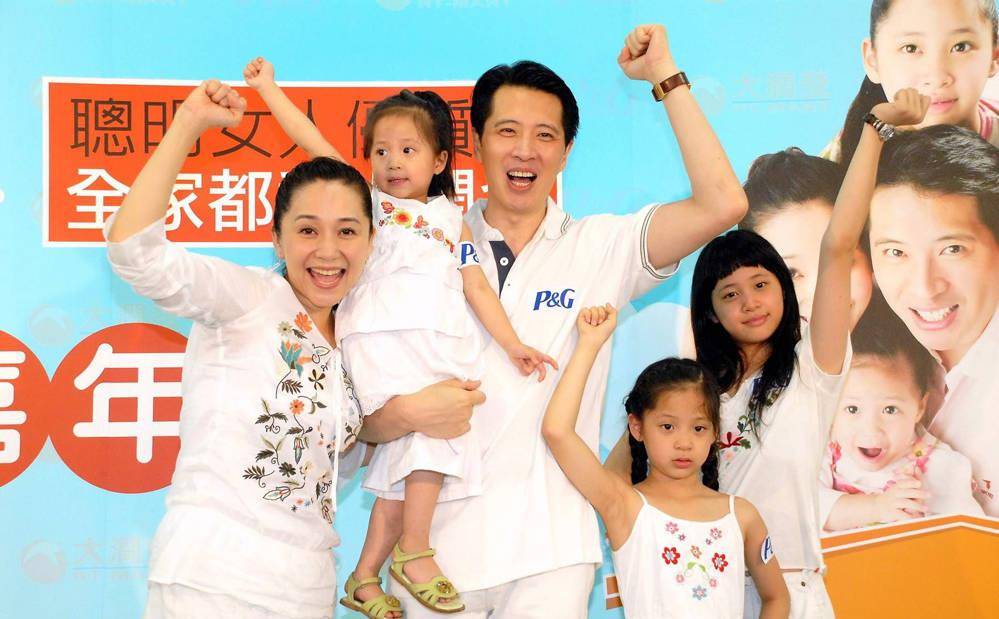 做过歌手当过演员,怀孕7次只为生儿子,如今女儿比