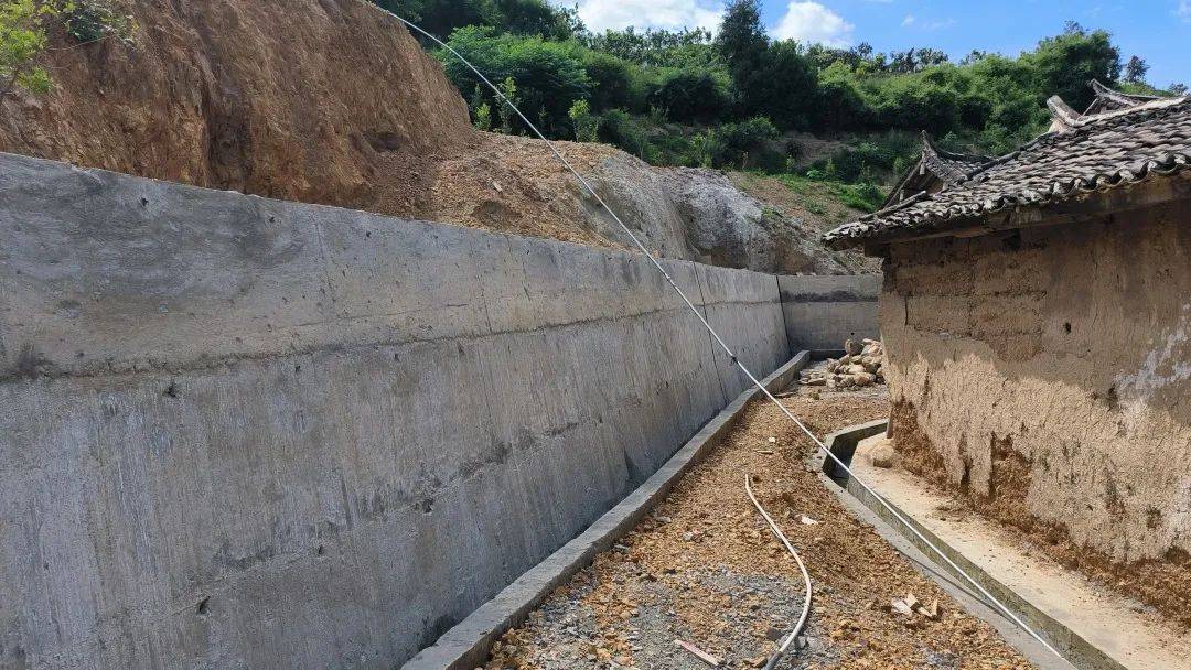 "去年,区上争取项目79万余元为我们修建挡土墙和排水渠,今年4月,这个