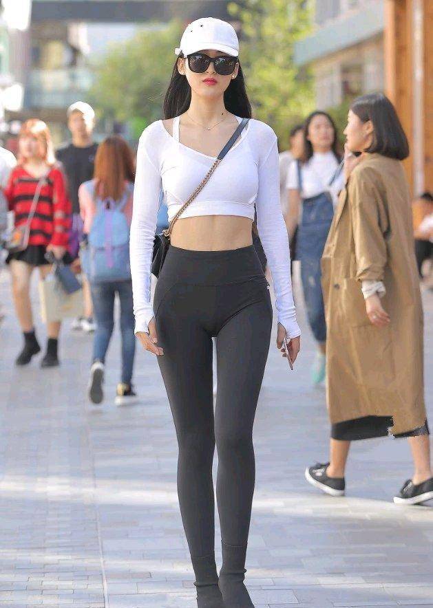 高挑的"无痕裤"美女,看似苗条也不失曲线!_时尚_效果_气质