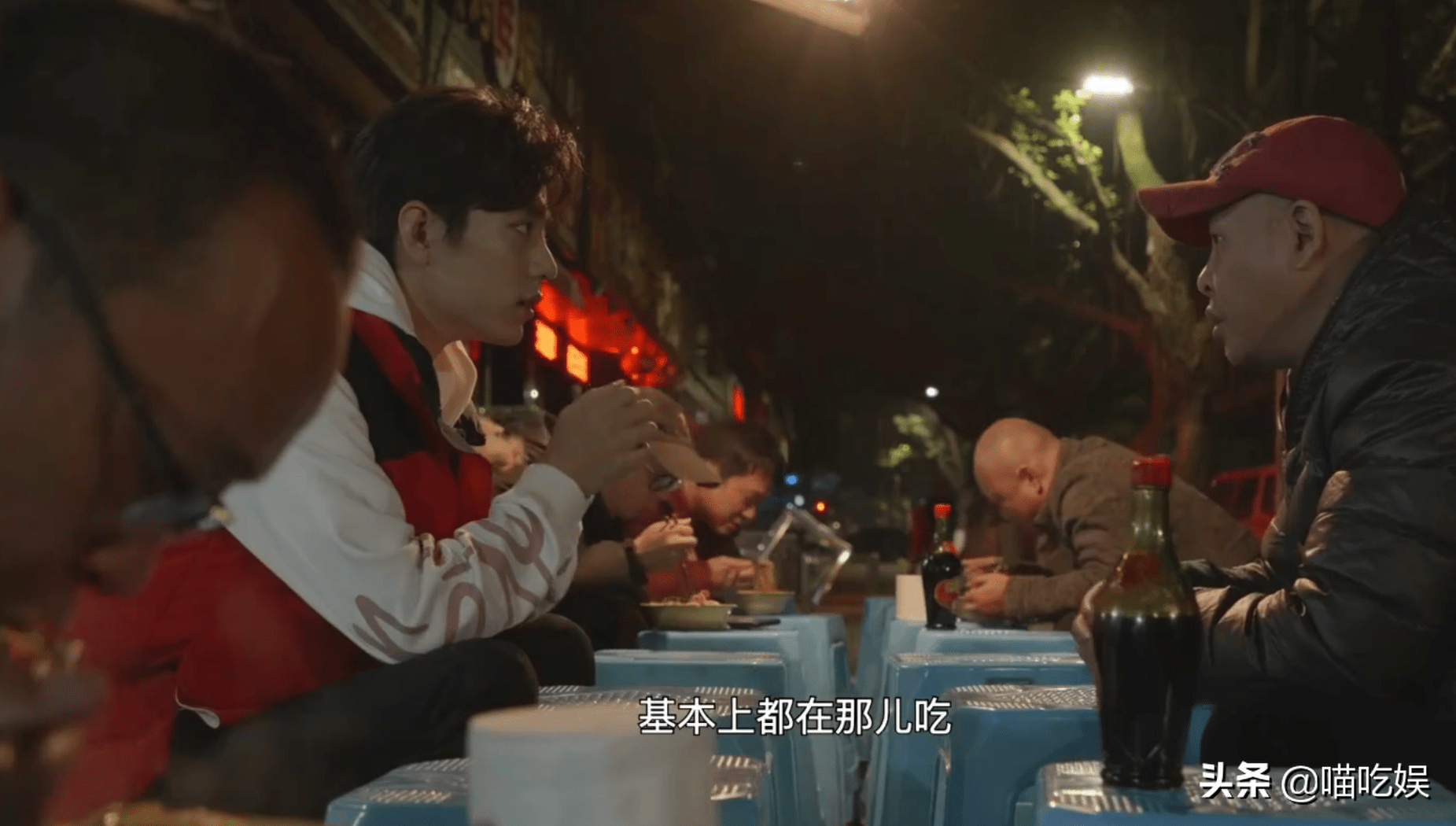 原创肖战凌晨坐马扎吃板凳面看到他用的餐桌这才是顶流该有的样子