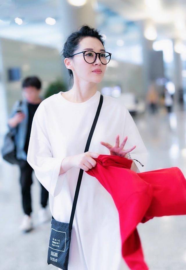 还有有近视的同学也可以学习许晴的眼镜框配色哦.