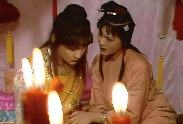 贾宝玉的两段偷试云雨情,极其隐秘,脂砚斋称之为"怡红细事"_红楼梦