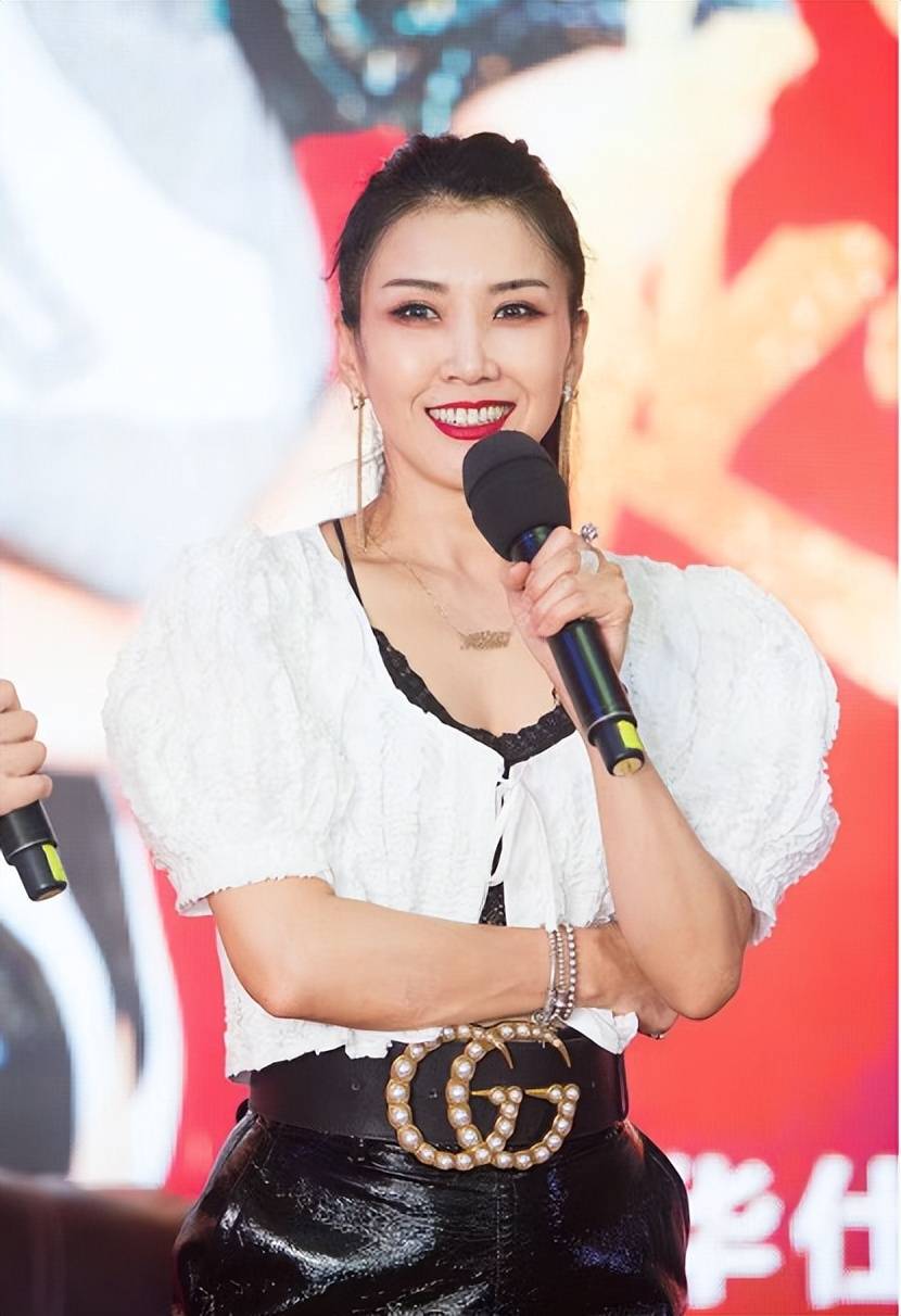 王蓉为博眼球真拼,蕾丝配皮裙打扮招摇却不高级,胖了一圈脸显肿_演唱