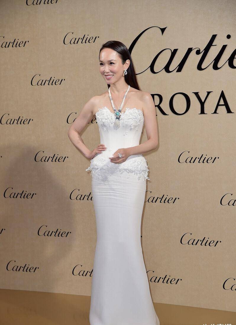 原创范文芳穿衣真大胆穿白色抹身材连衣裙出席活动高级优雅漂亮大方