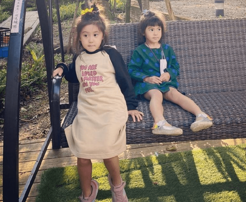 咘咘美照被传,3岁妹妹波妞意外成焦点,这生图颜值美翻了呀_贾静雯